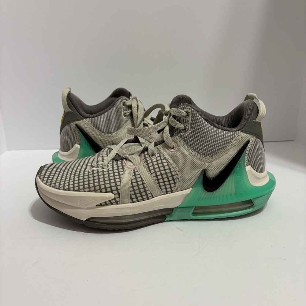 Nike‎ Men's Lebron Witness 7 Basketball Sneaker.Size 7.5